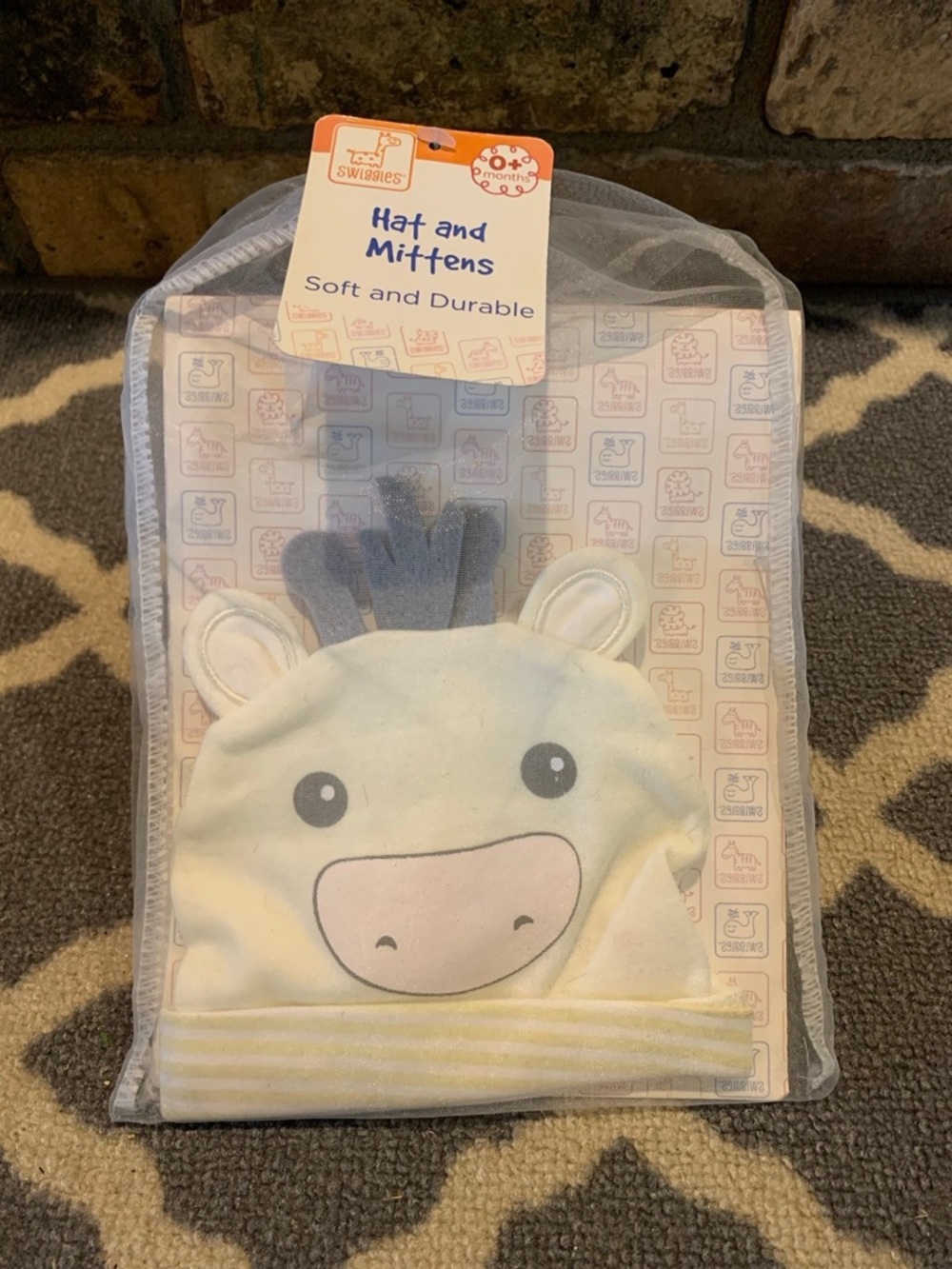 Baby giraffe hat and mittens set NWT